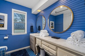 Shower, hair dryer, towels, soap - Austin Close, Family Friendly, Game Room, King Bed, Personality +! (Georgetown)