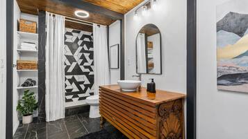 Douche, sĂšche-cheveux, serviettes fournies, savon