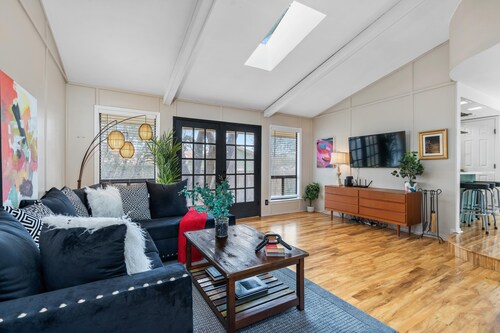 Austin Close, Family Friendly, Game Room, King Bed, Personality +!