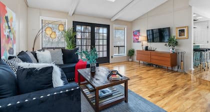 Austin Close, Family Friendly, Game Room, King Bed, Personality +!