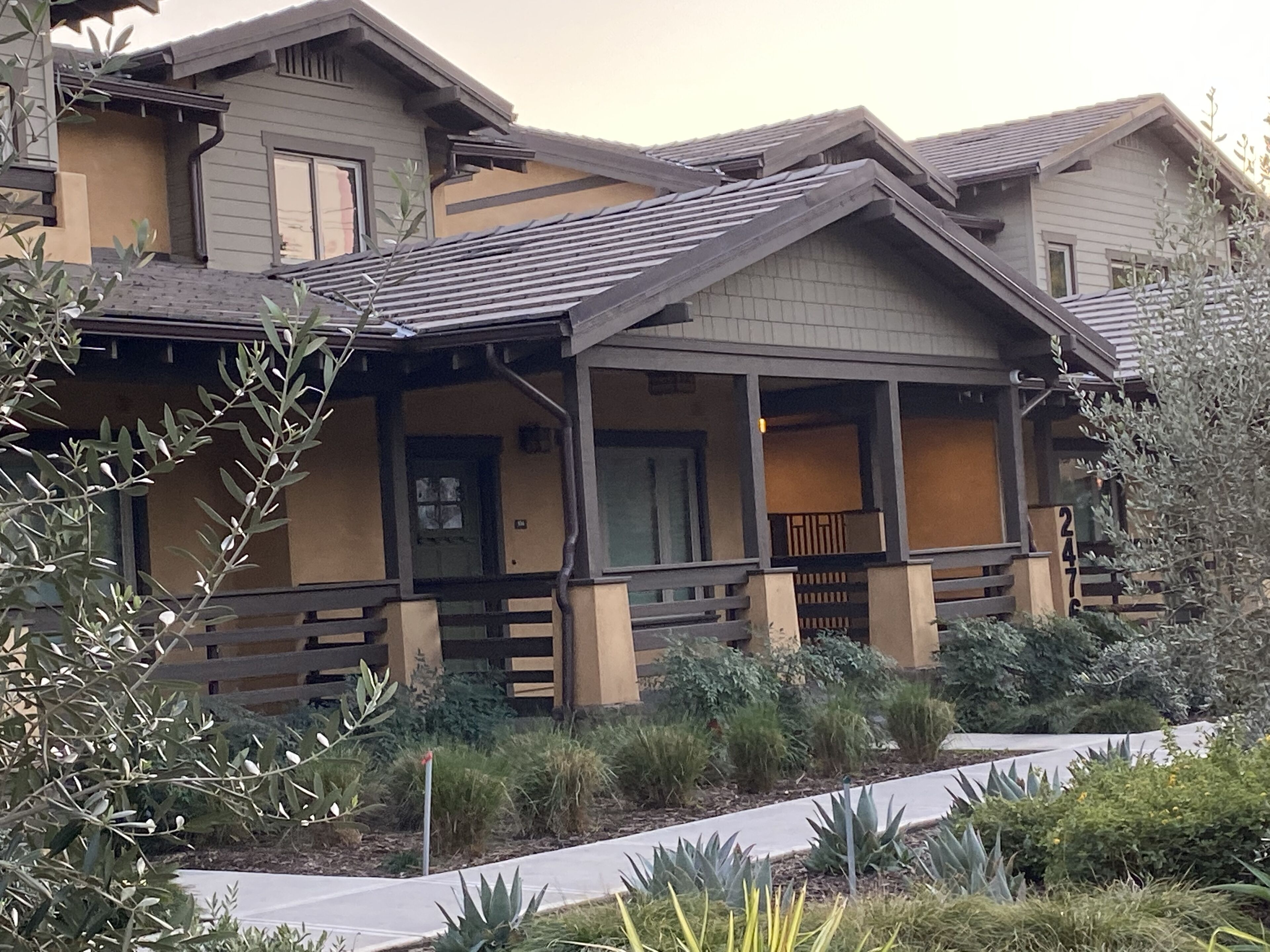 Modern, Quiet 1426 SF 2B 2.5B Pasadena Townhome 