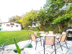 Outdoor dining - 4Bed/2Bath Design-District Home W/Huge Patio & BBQ (Miami)