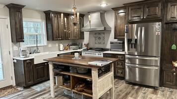 Een magnetron, een oven, een kookplaat, een vaatwasser