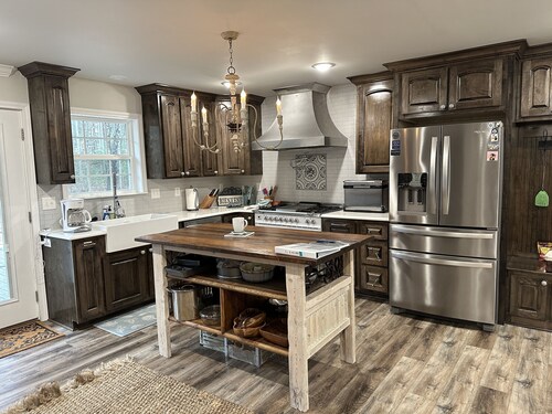 Trailer and pet-friendly! Hot tub! Minutes to Windrock and Frozen Head!