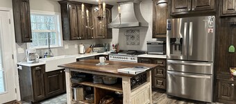 Trailer and pet-friendly! Hot tub! Minutes to Windrock and Frozen Head!