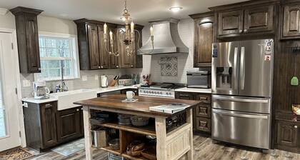 Trailer and pet-friendly! Hot tub! Minutes to Windrock and Frozen Head!