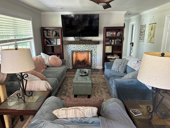 Smart TV, computer monitors