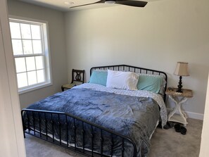 2 bedrooms, desk, iron/ironing board, WiFi