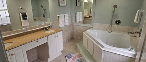 Een douche, een haardroger, handdoeken, zeep