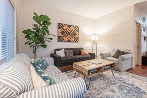 Smart TV, chimenea y libros 