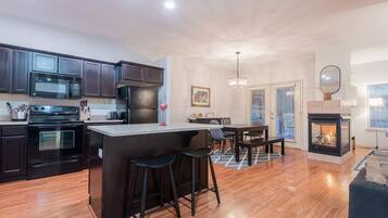 Geladeira, micro-ondas, fogão, cooktop