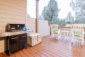 Terrace/patio - Romantic Resort Home Private Jacuzzi + Plush Robes (Redmond)