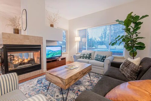 Romantic Resort Home Private Jacuzzi + Plush Robes