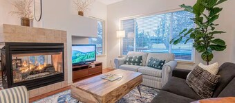 Romantic Resort Home Private Jacuzzi + Plush Robes