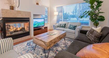 Romantic Resort Home Private Jacuzzi + Plush Robes