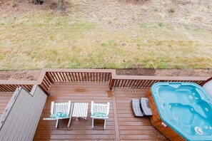 Outdoor spa tub - Romantic Resort Home Private Jacuzzi + Plush Robes (Redmond)