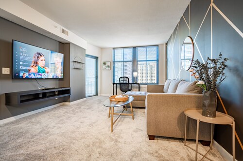 Classy| Mins to DC| Gym l Pool l |Work Space