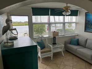 Smart TV, DVD player, books - Waterfront corner unit, private patio, first floor (Indian Shores)