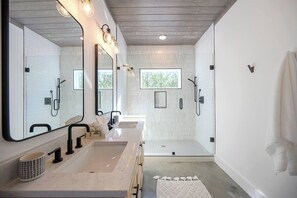 Douche, sèche-cheveux, serviettes fournies