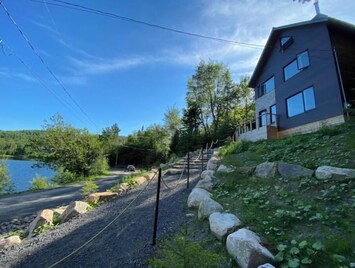 lac face au chalet
