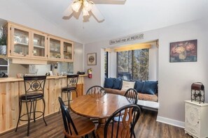 Dining - No worries  (Big Bear Lake)