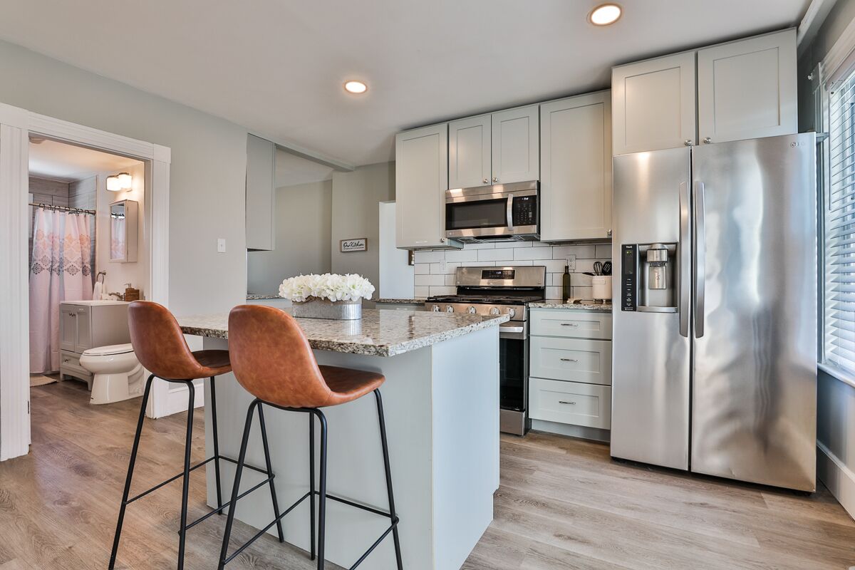 Réfrigérateur, micro-ondes, four, plaque de cuisson