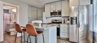 Bright Apartment Near Downtown, Highways, Boston