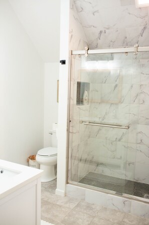 مناشف، شامبو، ورق حمّام