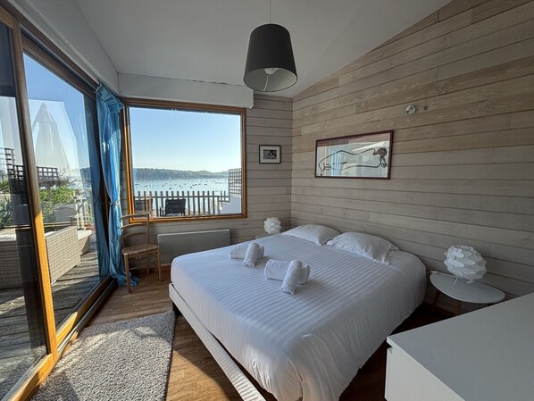 4 bedrooms, iron/ironing board, travel crib, free WiFi