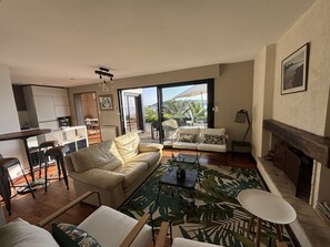 TV, fireplace