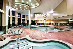 Inomhuspool och utomhuspool
