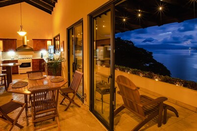 Casa Cholotío lake view, modern, beach access