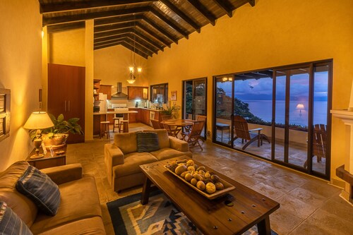 Casa Cholotío lake view, modern, beach access