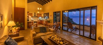 Casa Cholotío lake view, modern, beach access