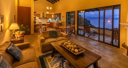 Casa CholotĂo lake view, modern, beach access