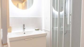 Een douche, een haardroger, handdoeken