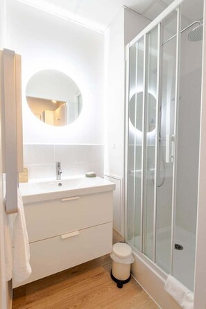 Shower, hair dryer, towels