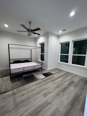 3 bedrooms, desk, iron/ironing board, free WiFi - EaDo Houston Townhome w/ Rooftop Patio & Dry Bar - 5 Mins from Daikin Park (Houston)