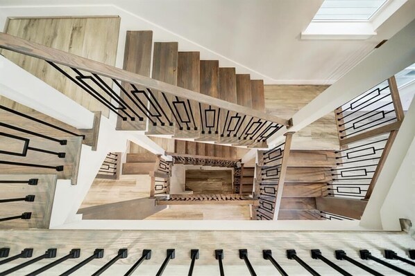 Interior - EaDo Houston Townhome w/ Rooftop Patio & Dry Bar - 5 Mins from Daikin Park (Houston)