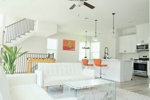 Smart TV, foosball - EaDo Houston Townhome w/ Rooftop Patio & Dry Bar - 5 Mins from Daikin Park (Houston)