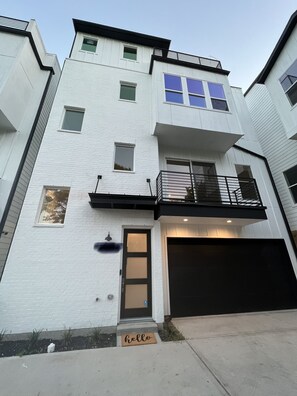 Exterior detail - EaDo Houston Townhome w/ Rooftop Patio & Dry Bar - 5 Mins from Daikin Park (Houston)