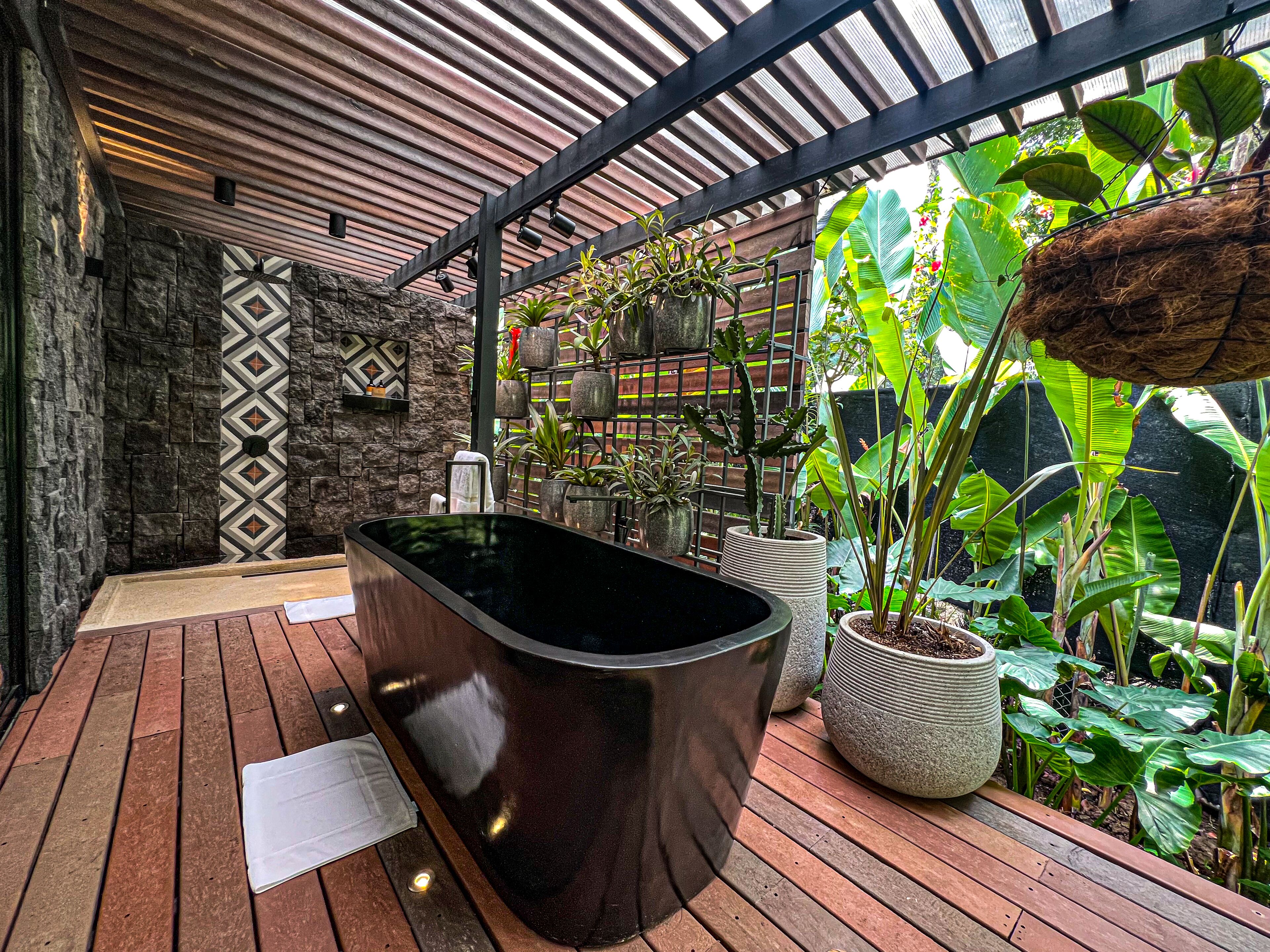 Chambre Exclusive | Salle de bain | Douche, sèche-cheveux, serviettes fournies, savon