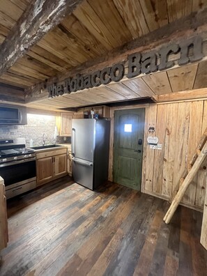 Réfrigérateur, four à micro-ondes, un four, surface de cuisson