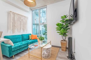 Smart TV - New Boho Sabana Apartment Close to Airports w/ AC (San José)