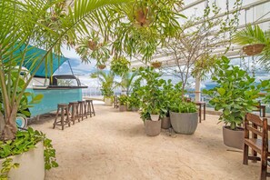 Outdoor dining - New Boho Sabana Apartment Close to Airports w/ AC (San José)