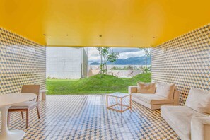 Outdoor dining - New Boho Sabana Apartment Close to Airports w/ AC (San José)