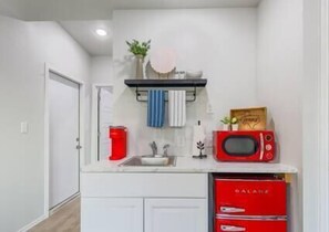 Jääkaappi, mikroaaltouuni, kahvin-/teenkeitin