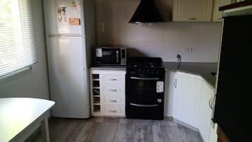 Refrigerador, microondas, horno, cafetera/tetera