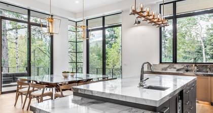THE RESERVE - Luxury Mountain Estate, Mountain View, Hot Tub, Walk to Ski Runs