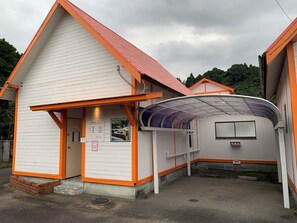 Cubrecamas, minibar, cortinas blackout y sistema de insonorización